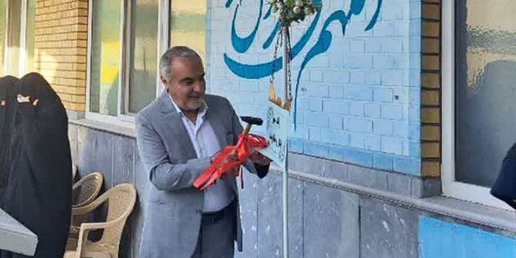 نواختن زنگ مهر و ایثار به دست مدیر مجتمع آموزشی تربیتی هدی